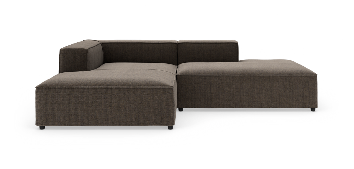 Mørkebrun modulær hjørnesofa med lav ryg og brede sædehynder, frilagt på hvid baggrund.
