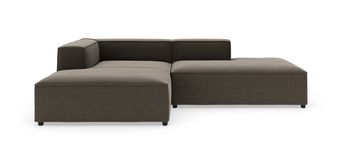 Brun modulsofa i L-form med chaiselong, moderne lav profil på hvid baggrund.