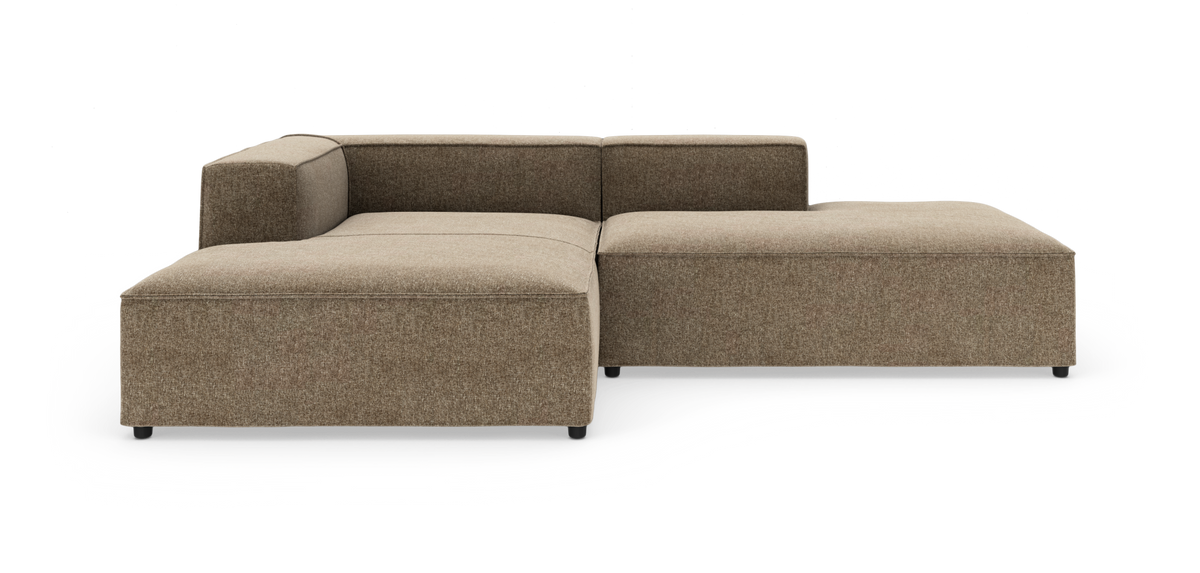 L-formet modulsofa i beige/brun tekstil med lav ryg og højrevendt chaiselong, fritstående på hvid baggrund.