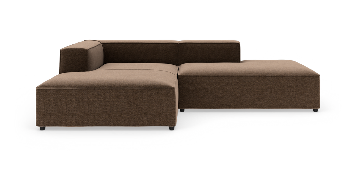 Brun L-formet modulsofa på hvid baggrund med moderne, lav profil.