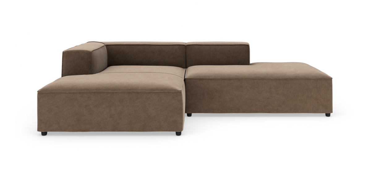 Brun L-formet modulsofa med lav ryg og bred chaiselong, fotograferet mod hvid studiobaggrund.