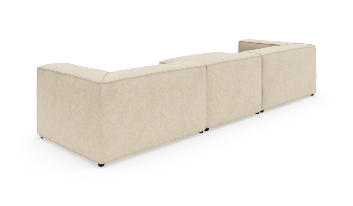 Beige modulsofa set bagfra i studiemiljø.