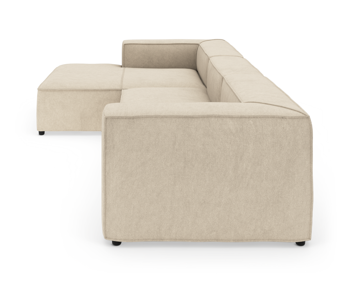 Beige L‑formet modulsofa med chaiselong til venstre, frilagt på hvid baggrund.