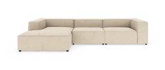 Beige modulsofa med chaiselong, lav profil og kubiske armlæn på hvid baggrund.