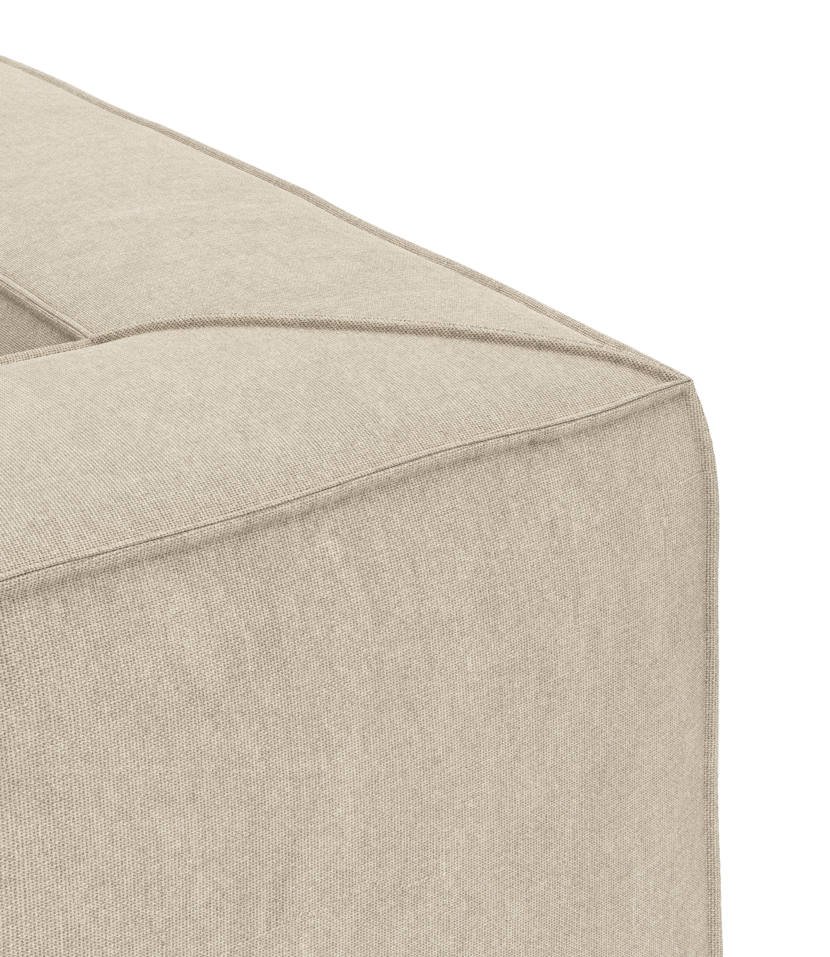Nærbillede af beige stofbetrukket sofa- eller pufhjørne med markerede syninger.