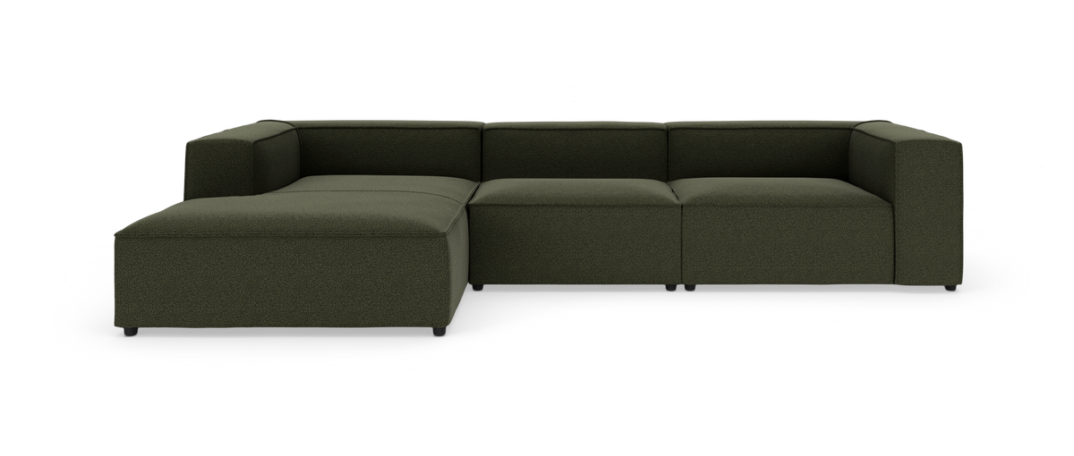 Modulær hjørnesofa i mørkegrønt stof med venstrevendt chaiselong, set lige for i studie på hvid baggrund.
