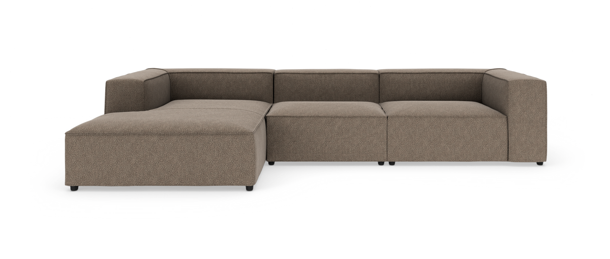 Modulær L-formet sofa i brunmeleret tekstil med venstrevendt chaiselong, lav profil og boxede armlæn, frilagt på hvid baggrund.