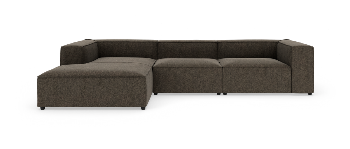 Modulær hjørnesofa med venstrevendt chaiselong i mørkebrunt stof på hvid baggrund.