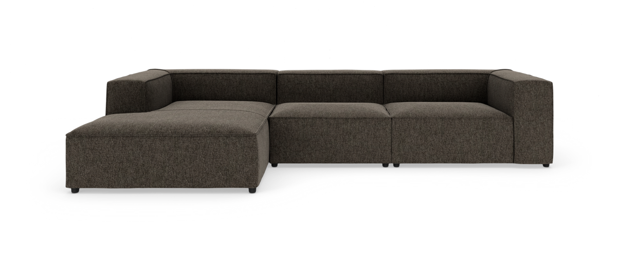 Modulsofa i mørkebrun tekstil med venstrevendt chaiselong, lav profil og rene linjer på hvid baggrund.