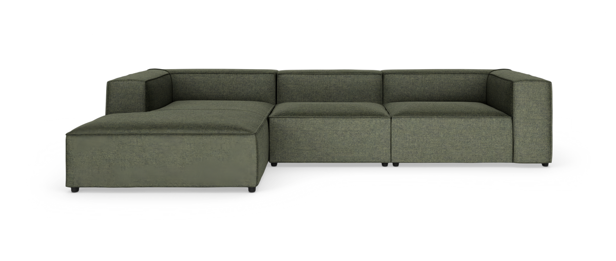 Modulær hjørnesofa med chaiselong i olivengrønt stof, fritlagt på hvid baggrund.