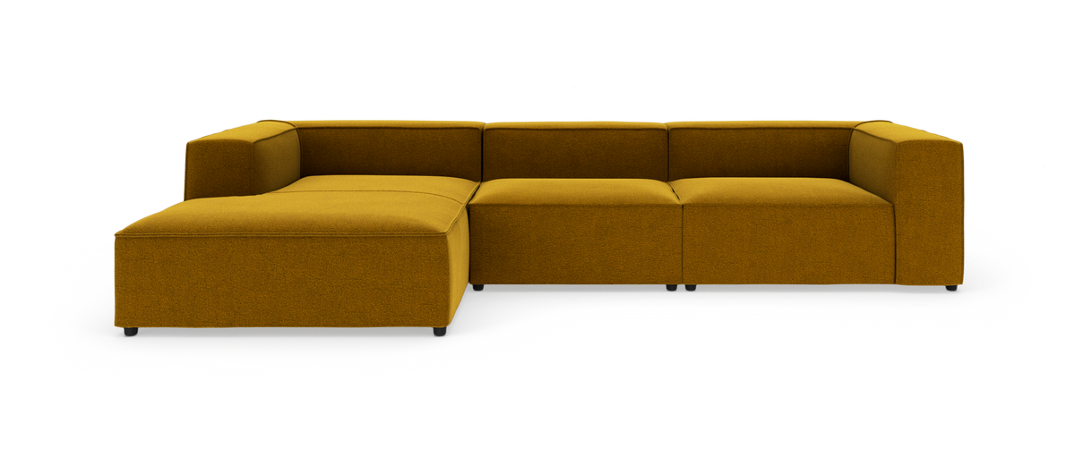 Modulsofa i sennepsgult stof med venstrevendt chaiselong, kubisk design på hvid baggrund.