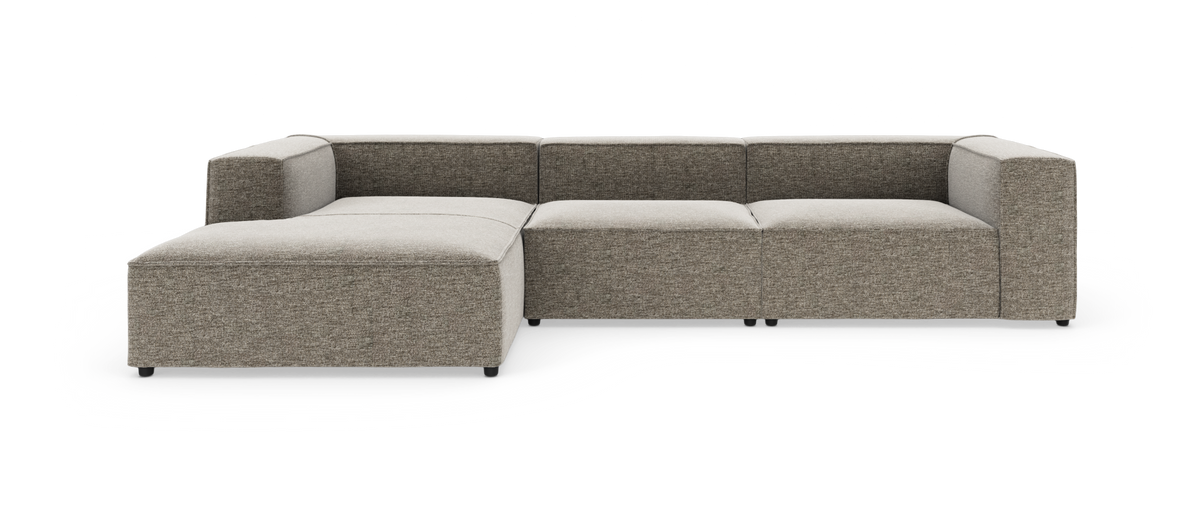 Modulær hjørnesofa med chaiselong i gråbeige stof, frilagt på hvid baggrund.