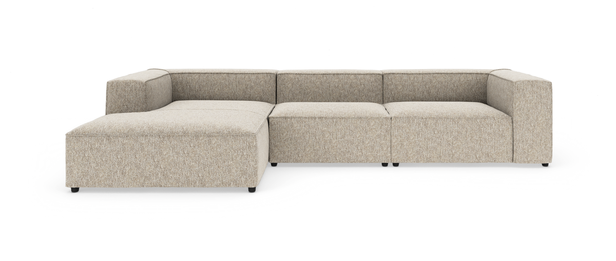 Modulsofa i beige stof med venstrevendt chaiselong, fotograferet forfra på hvid baggrund.
