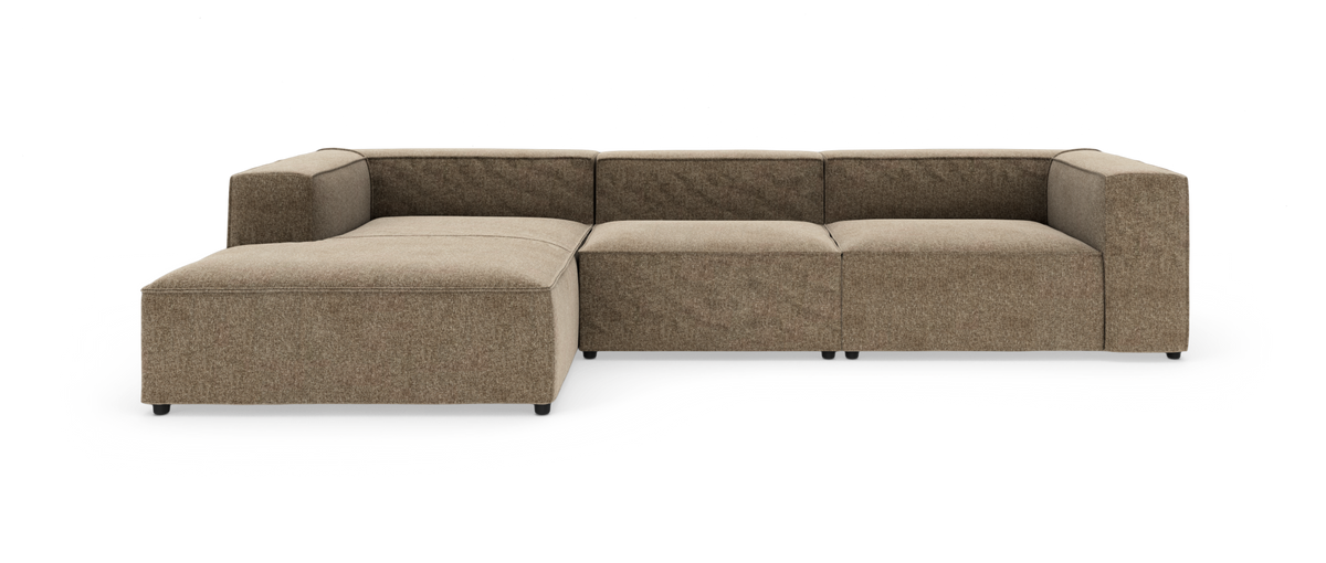 Modulær L‑formet hjørnesofa i beige/brun tekstil med venstre chaiselong, lave brede armlæn og kubisk design på hvid baggrund.