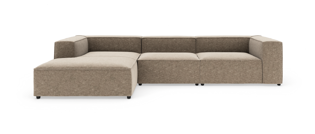 Modulær hjørnesofa med chaiselong i beige stof, moderne lav profil, fritstående på hvid baggrund.