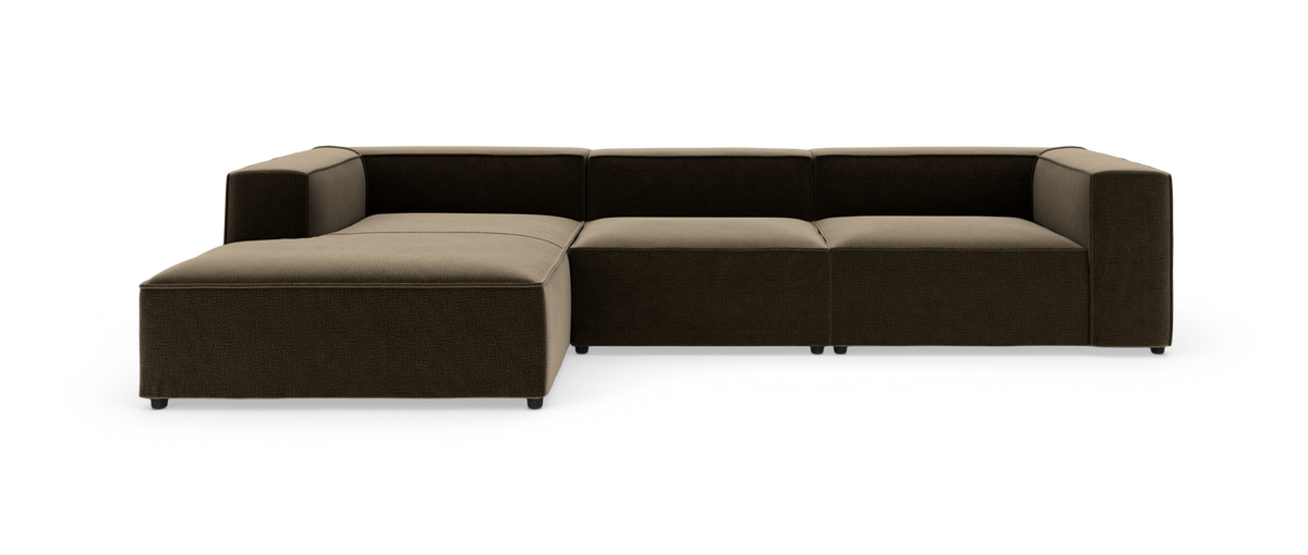 Modulær hjørnesofa i mørkebrun og beige tekstil, lav og bred med chaiselong til venstre, fritlagt på hvid baggrund.