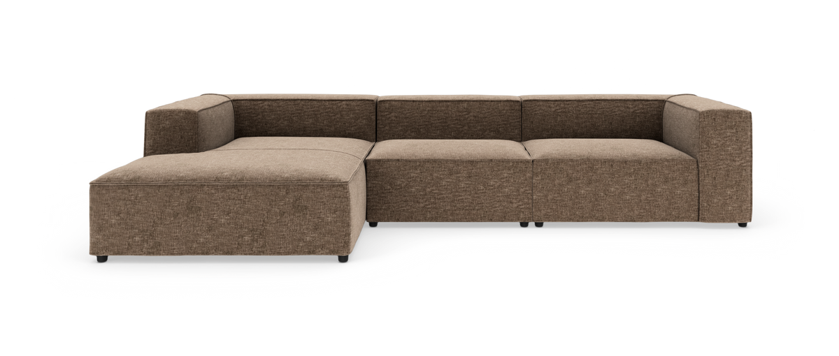 Modulsofa i brun tekstil med venstrevendt chaiselong, fritlagt på hvid baggrund.