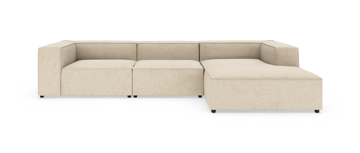 Modulsofa i beige stof med højre chaiselong, frilagt på hvid baggrund.