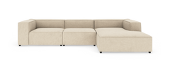 Modulsofa i beige stof med højre chaiselong, frilagt på hvid baggrund.