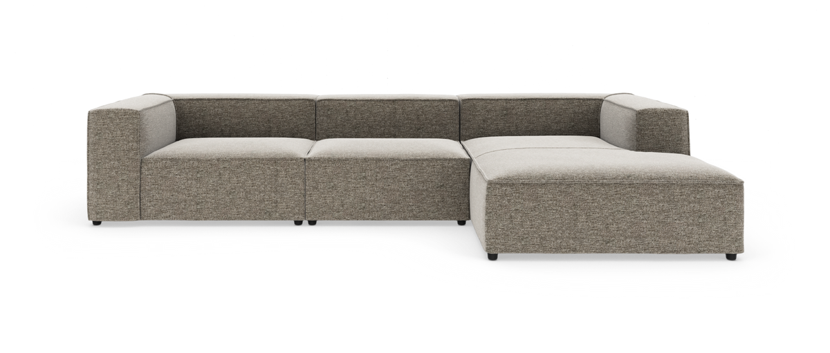 Modulær L‑sofa i gråbeige tekstil med chaiselong til højre, fotograferet forfra på hvid baggrund.