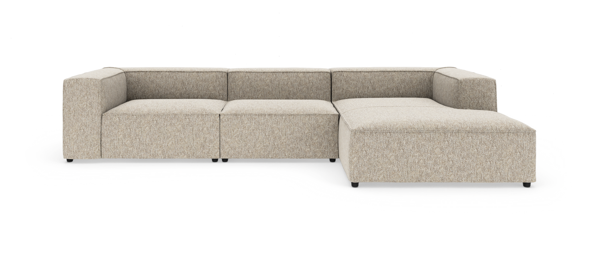 Modulær L-formet beige stofsofa med chaiselong til højre, fritlagt på hvid baggrund.