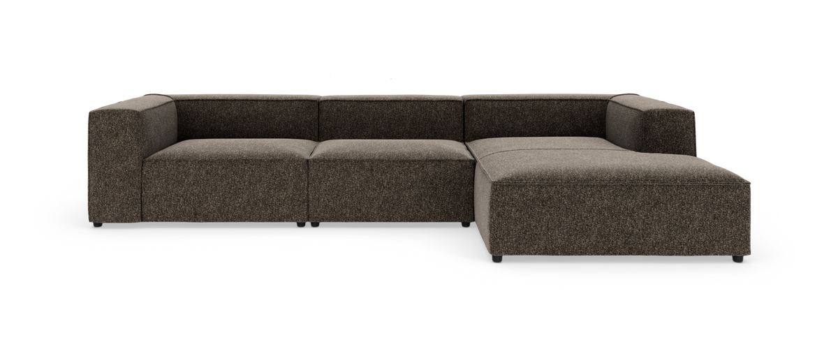 Modulsofa i brun meleret tekstil med højre chaiselong, fotograferet forfra i studie på hvid baggrund.