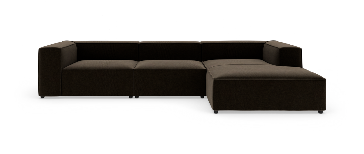 Mørk brun modulsofa med chaiselong til højre på hvid baggrund.