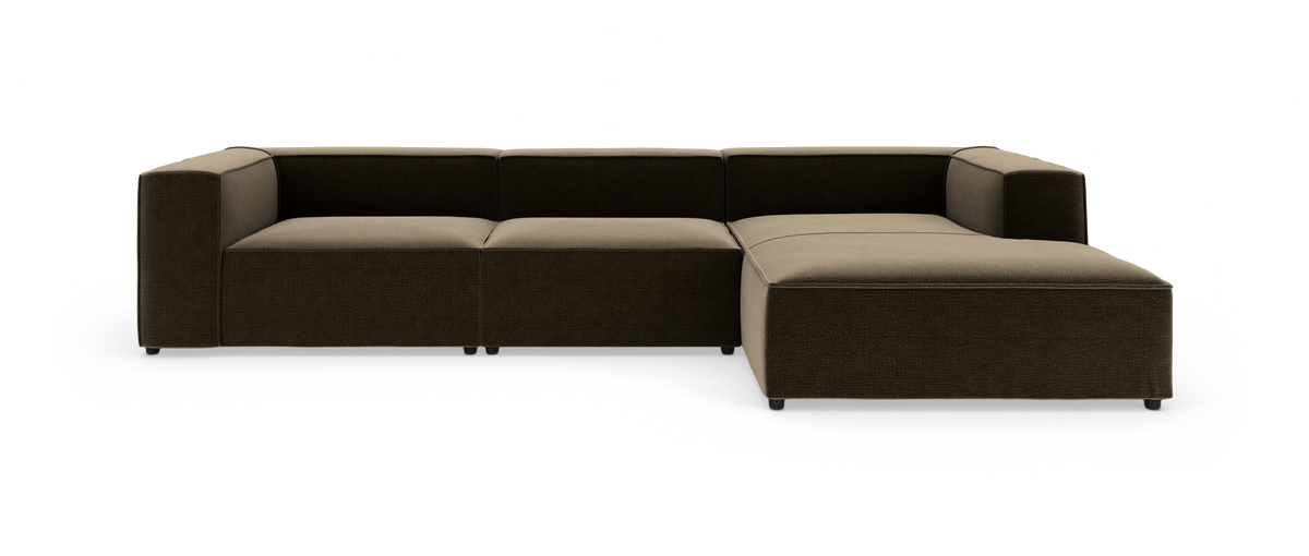 Modulær hjørnesofa med chaiselong i mørkebrun og beige tekstil, frilagt på hvid baggrund.