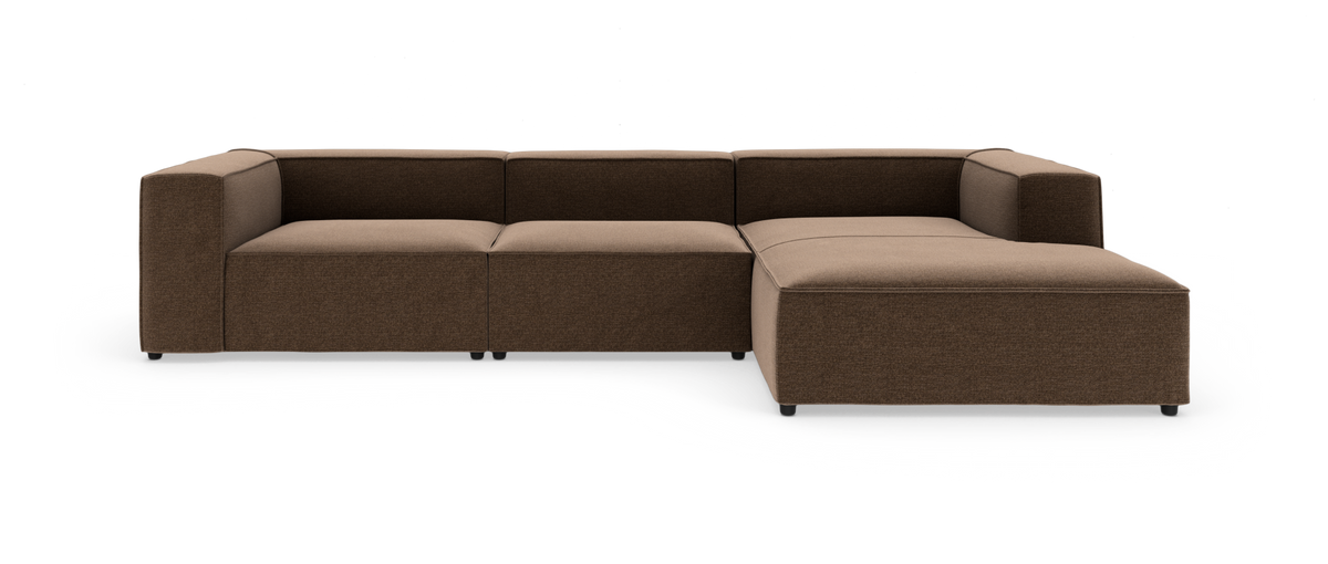Modulær brun hjørnesofa med chaiselong i stof, fotograferet forfra i studie.