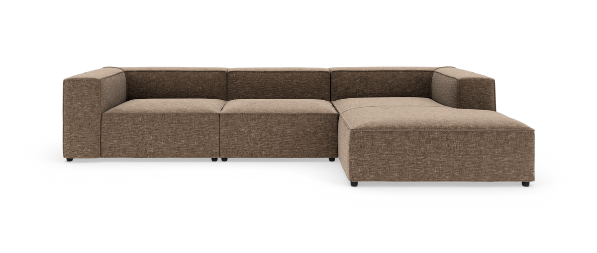 Brun modulsofa i L‑form med brede armlæn og chaiselong til højre, fritstående på hvid studiebaggrund.