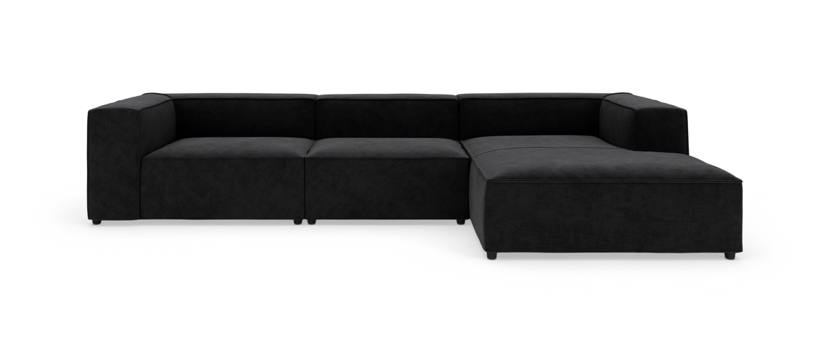 Sort L‑formet modulsofa med højrevendt chaiselong og brede, firkantede armlæn i stof.