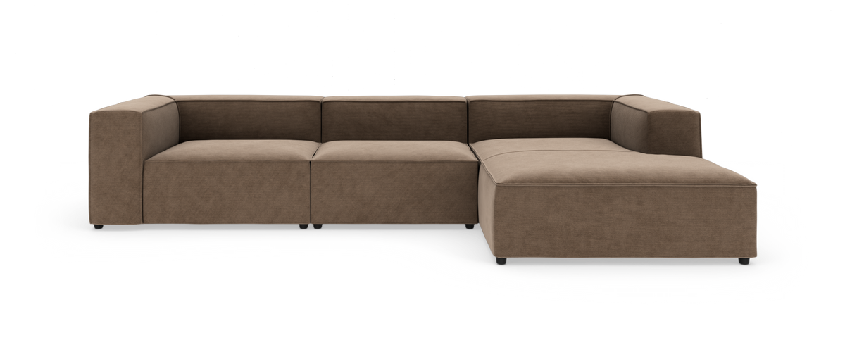 Brun modulsofa med chaiselong i højre hjørne på hvid studiobaggrund.