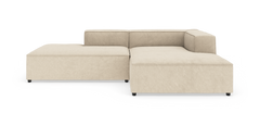 Beige modulsofa i L‑form med brede armlæn og lav profil på hvid baggrund.
