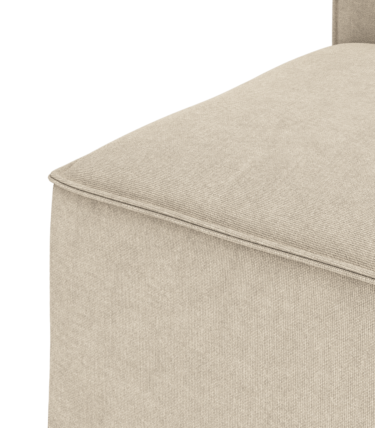 Nærbillede af beige stofbetrukket sofamodul med piping-kant.