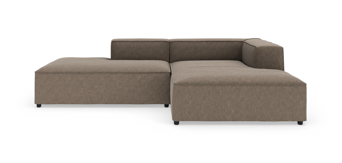 Brun L-formet hjørnesofa med brede sæder og lav ryg, fritlagt på hvid baggrund.