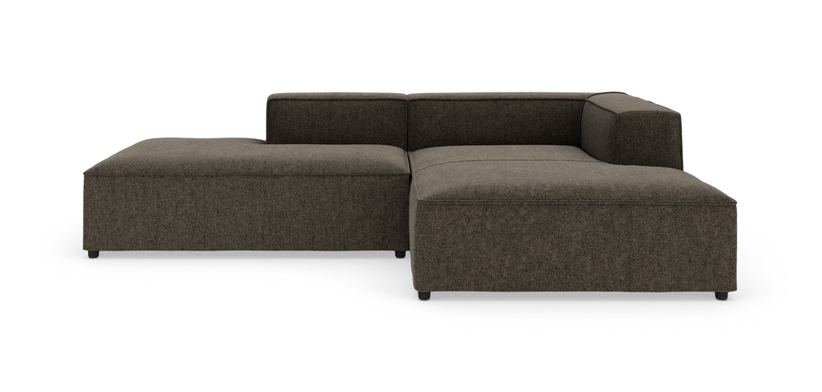 Modulær hjørnesofa i mørkebrun stof på hvid baggrund.