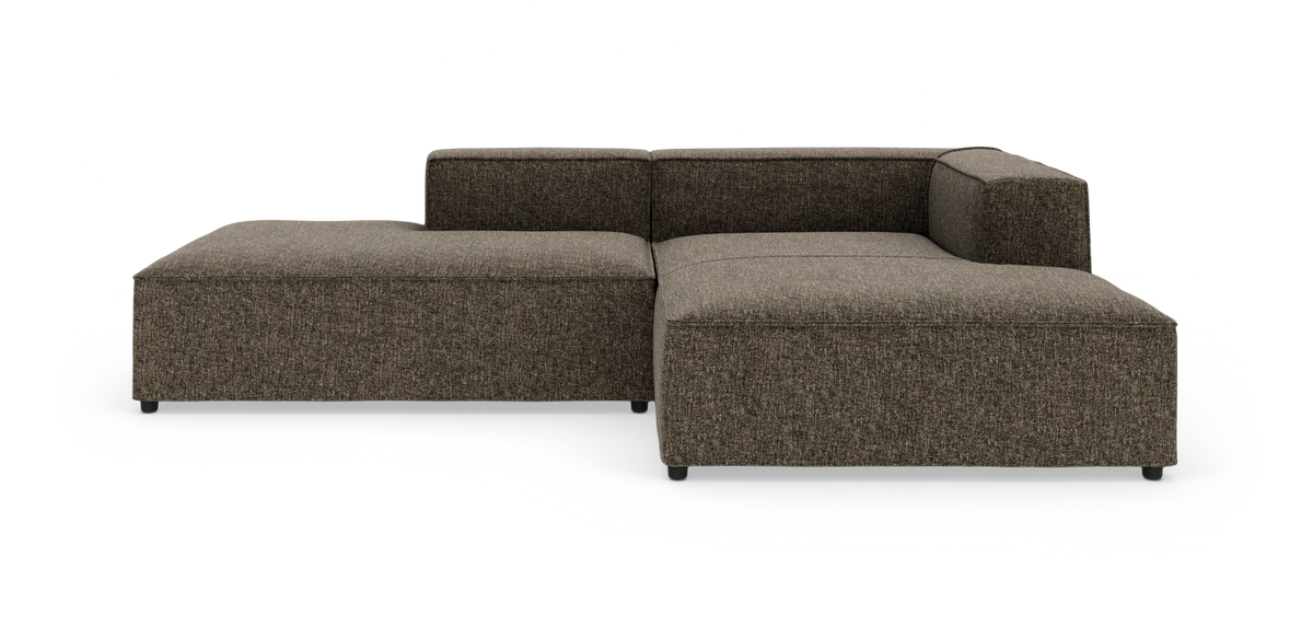 Brun L-formet modulsofa i stof på hvid baggrund.