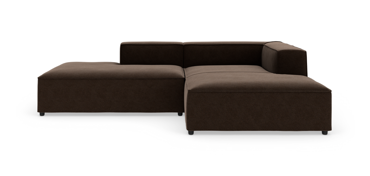 Modulær L‑formet mørkebrun sofa på hvid studiebaggrund.