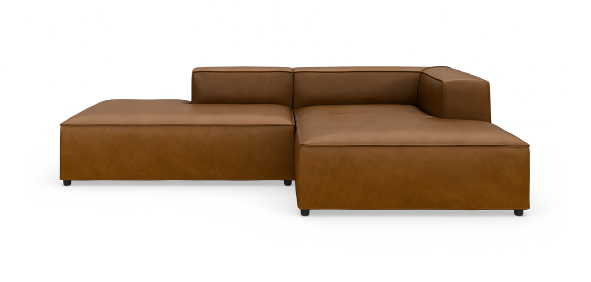 Modulær L‑sofa i brunt læder med chaiselong til venstre, fotograferet lige for i studiemiljø.