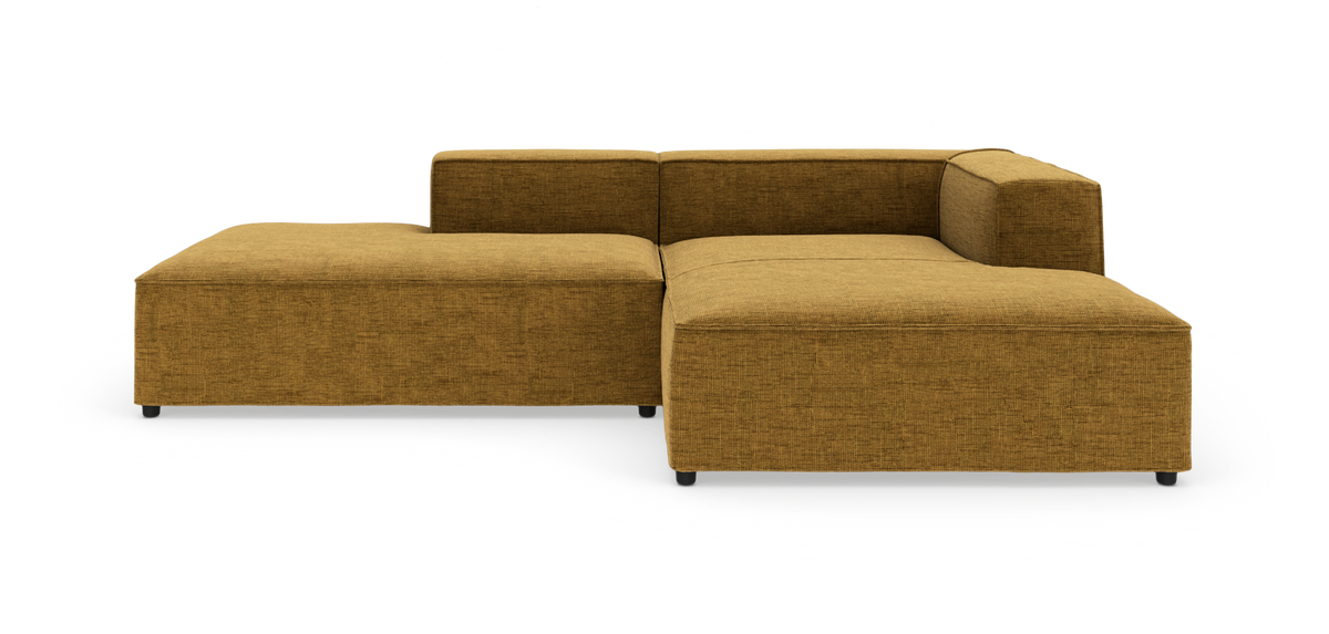 L-formet modulsofa i sennepsgul tekstil på hvid baggrund.