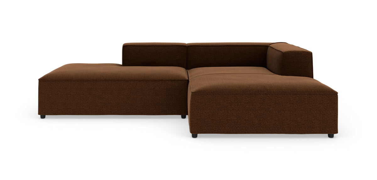 Modulær brun hjørnesofa med chaiselong, frilagt på hvid baggrund.