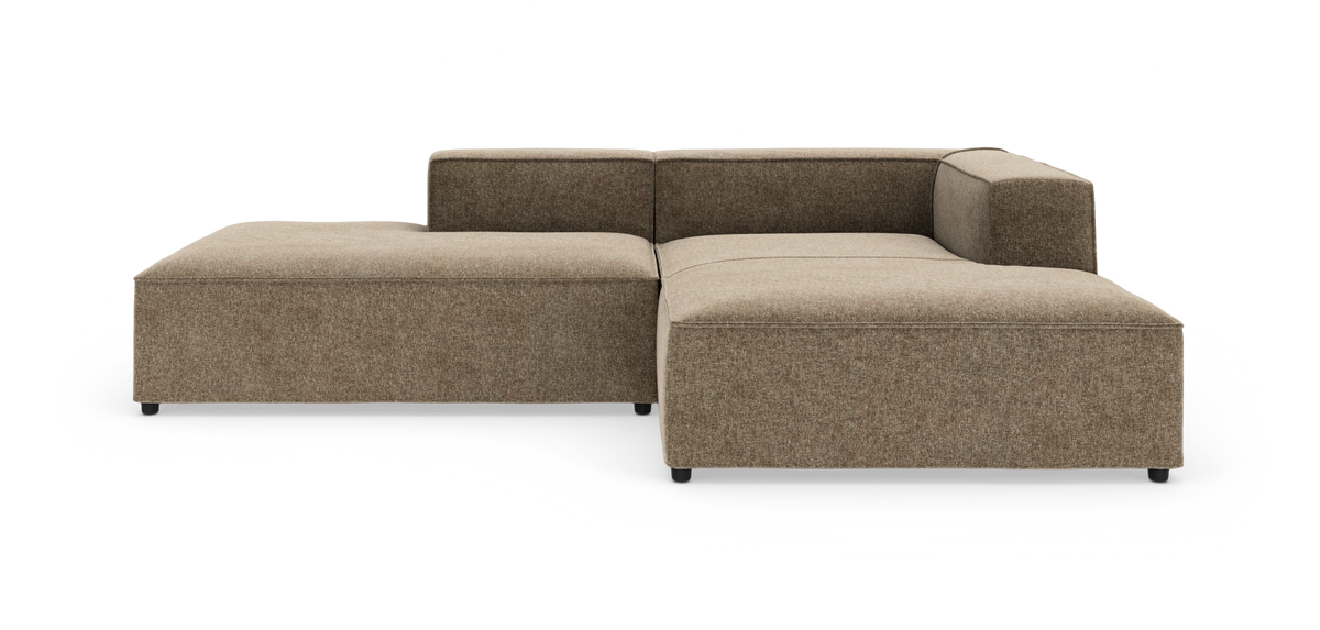 L‑formet modulsofa i beige/brunt stof med lav ryg og hjørnearmlæn, fritlagt på hvid baggrund.