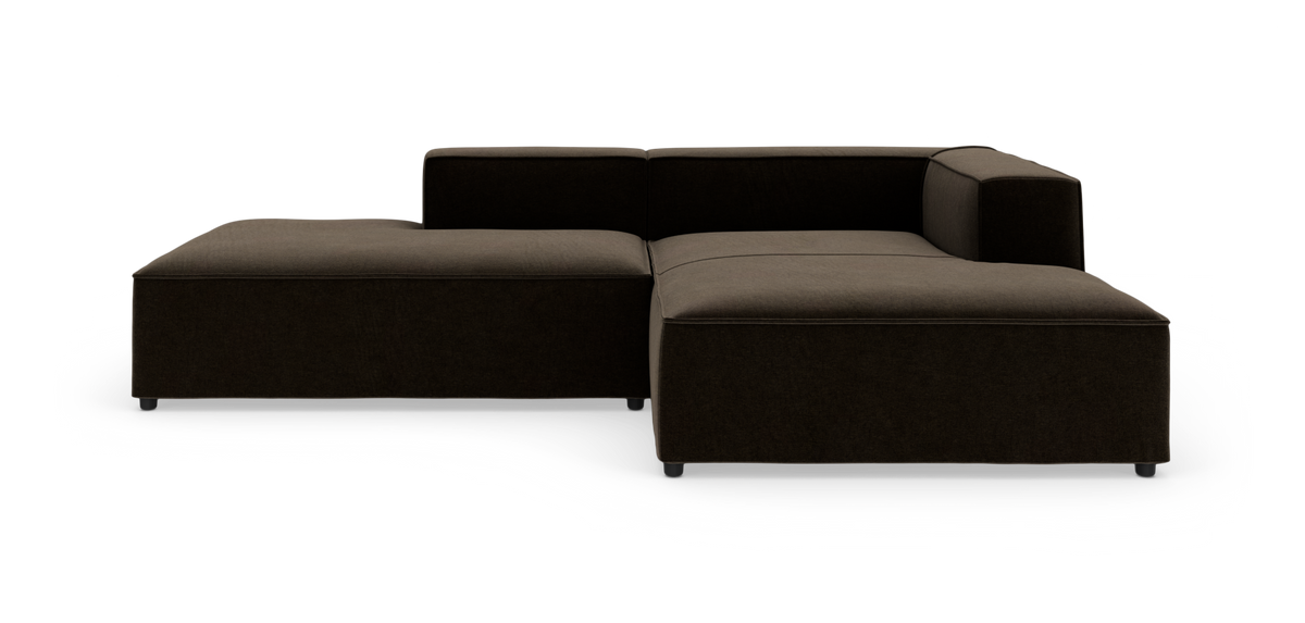 Modulopbygget L-sofa i mørkebrun tekstil på hvid baggrund, lav og bred med højre armlæn.