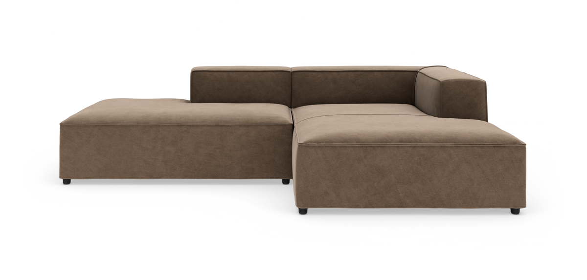 Brun L‑formet modulsofa i stof med lav ryg og venstre chaiselong, fritstående mod hvid baggrund.