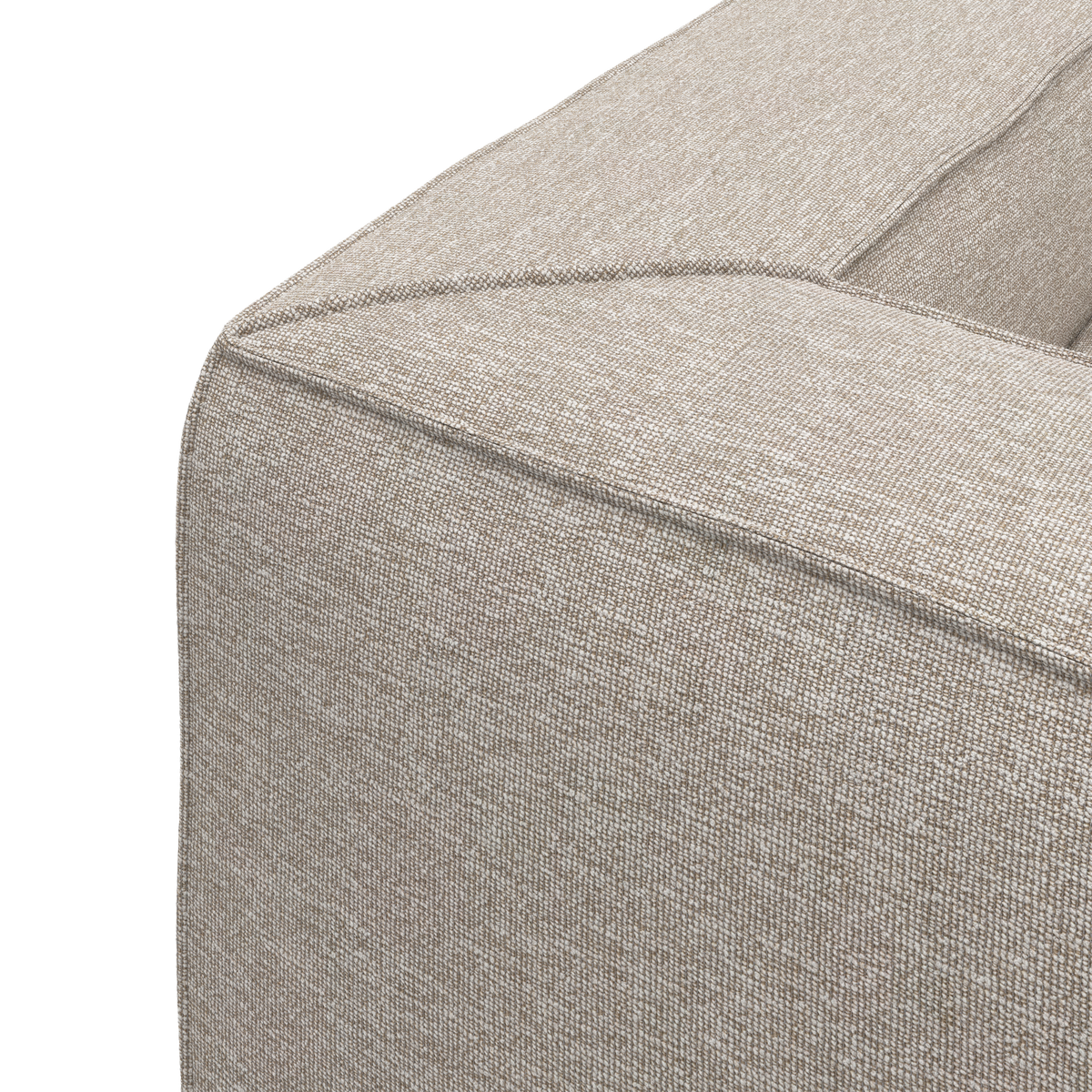 Nærbillede af hjørnet på en beige stofsofa med tydelig syning, frilagt mod hvid baggrund.