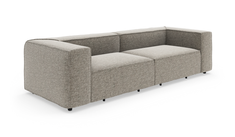 Modulær tresæders sofa i lysegråt stof med brede armlæn og lav ryg, vist i vinkel på hvid baggrund.