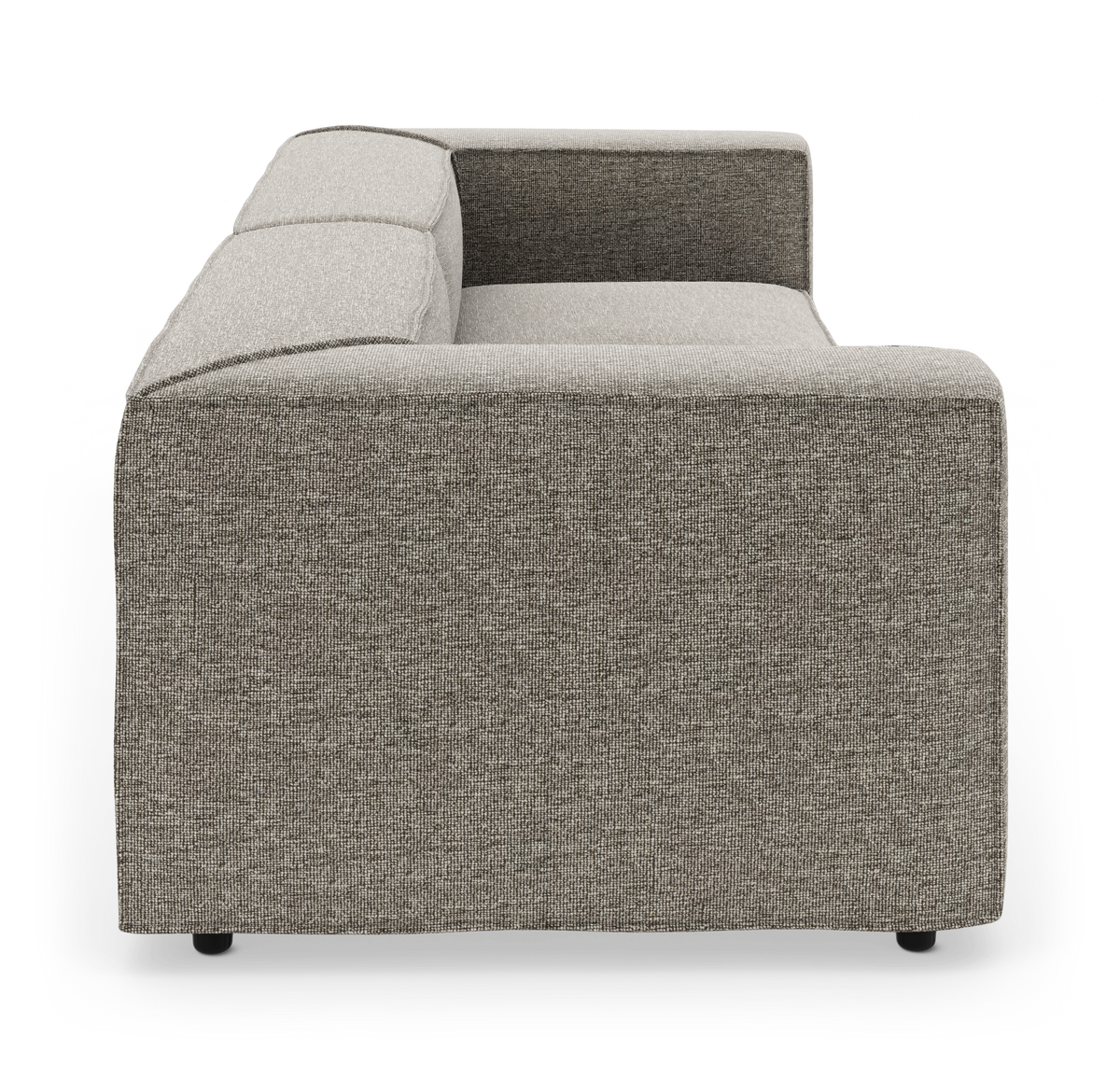 Sofa i gråmeleret stof set fra siden, fritlagt mod hvid studiebaggrund med blød skygge; moderne, boxet design.