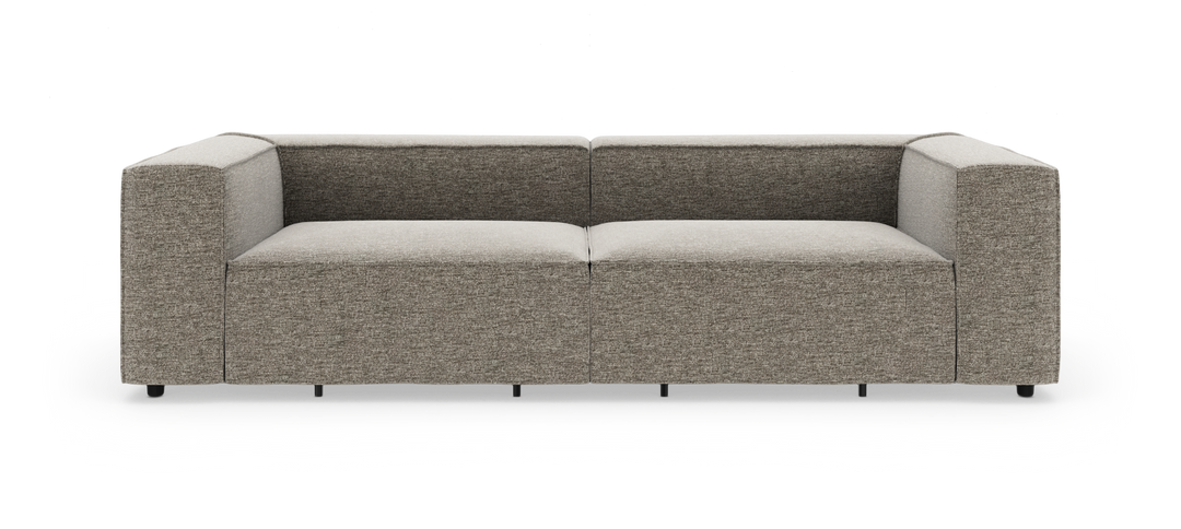Moderne modulsofa med to sæder, lave rygge og firkantede armlæn i grå‑beige tekstil, frilagt på hvid baggrund set forfra.