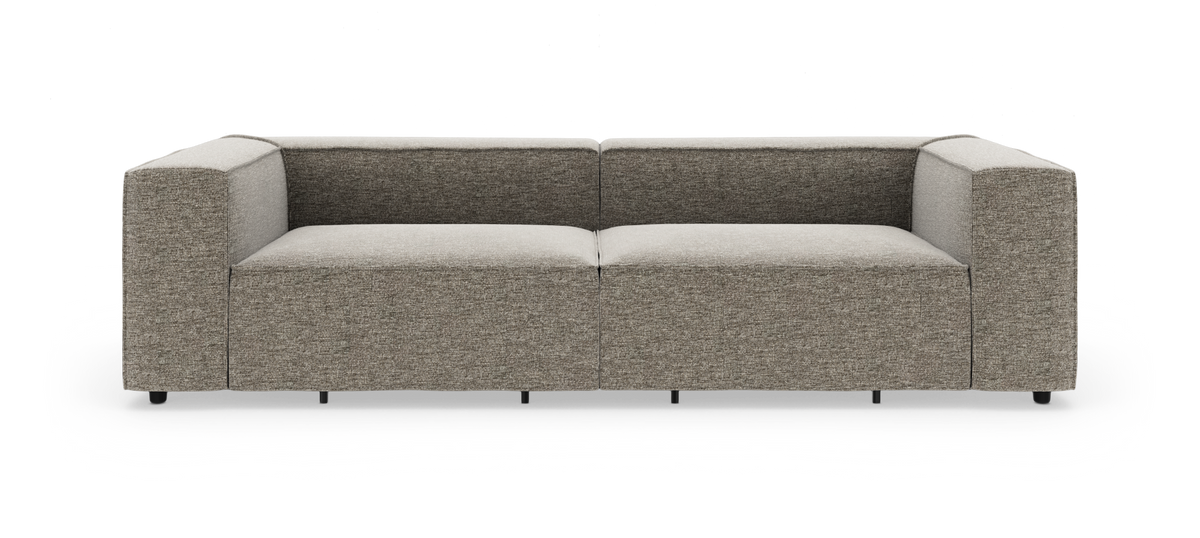 Moderne modulsofa med to sæder, lave rygge og firkantede armlæn i grå‑beige tekstil, frilagt på hvid baggrund set forfra.
