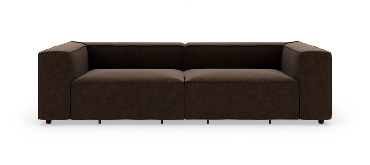 Mørkebrun 2-personers sofa med brede blokarmlæn, frilagt på hvid baggrund, set direkte forfra.